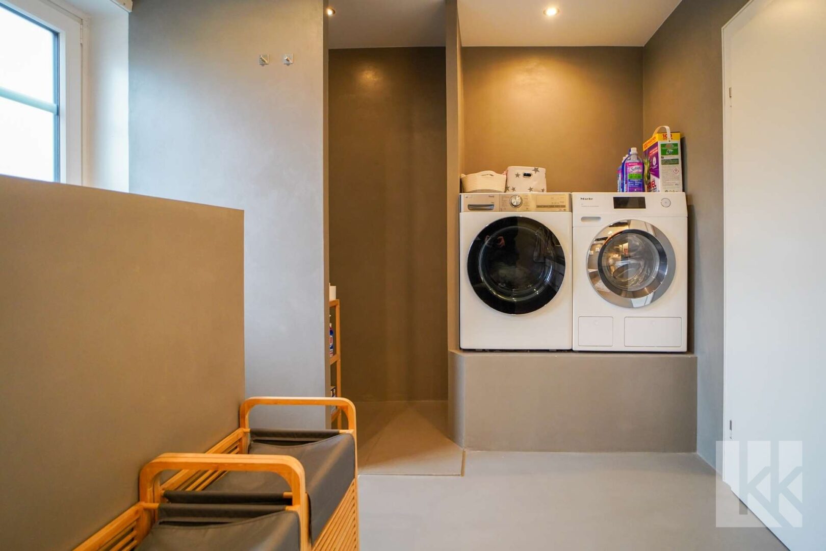 ...Dusche sowie Platz für Waschmaschine und Trockner