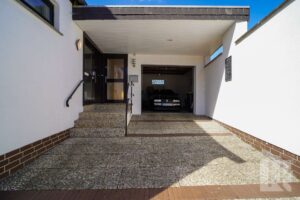 Daneben direkt die Garage.