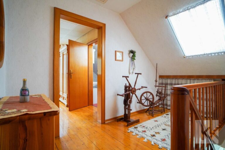 ...verbindet ein zentraler Flur die Zimmer