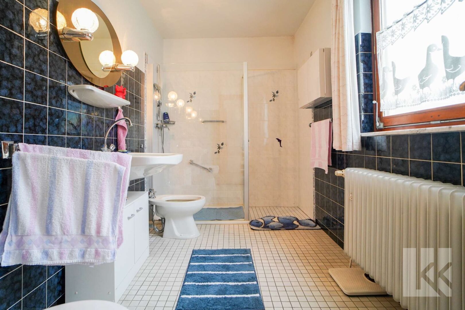 Das Badezimmer mit großer Walk In Dusche und Tageslicht