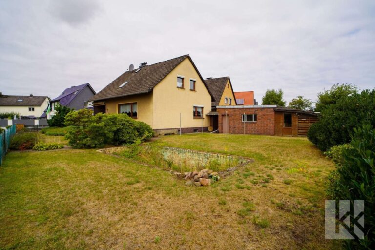 Der riesige Garten neben und...