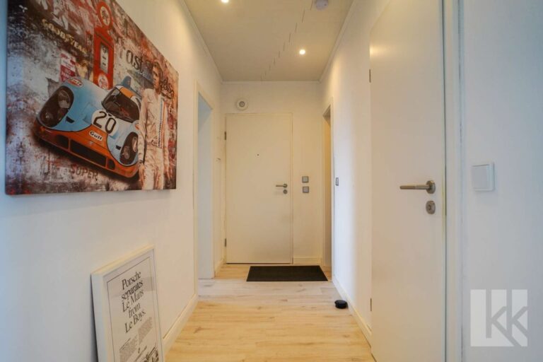 Ein Flur führt in die Wohnung