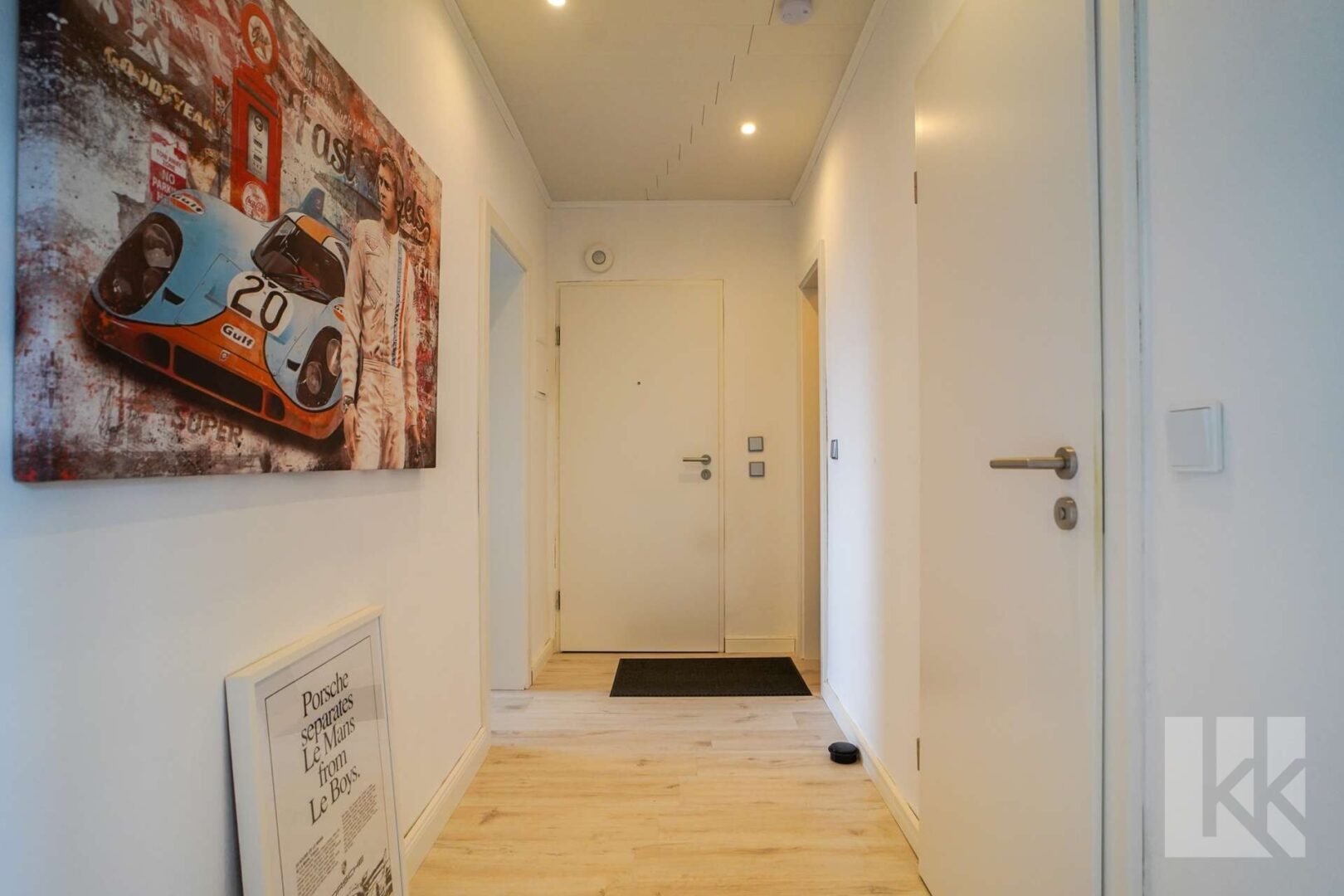 Ein Flur führt in die Wohnung
