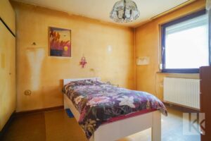 Außerdem: Ein Schlafzimmer...