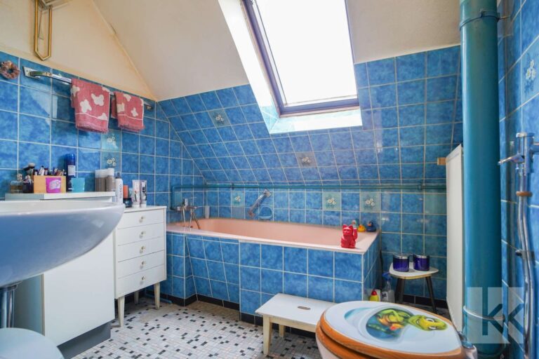 Das Badezimmer mit Badewanne