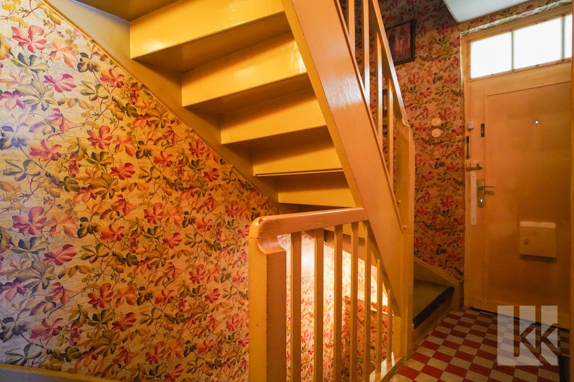 Eine zentrale Treppe verbindet