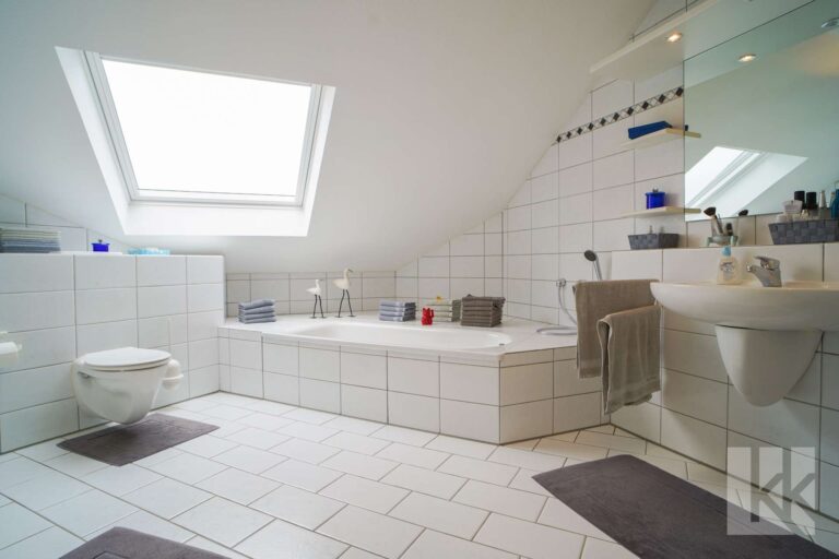 Das Hauptbad mit Badewanne,...