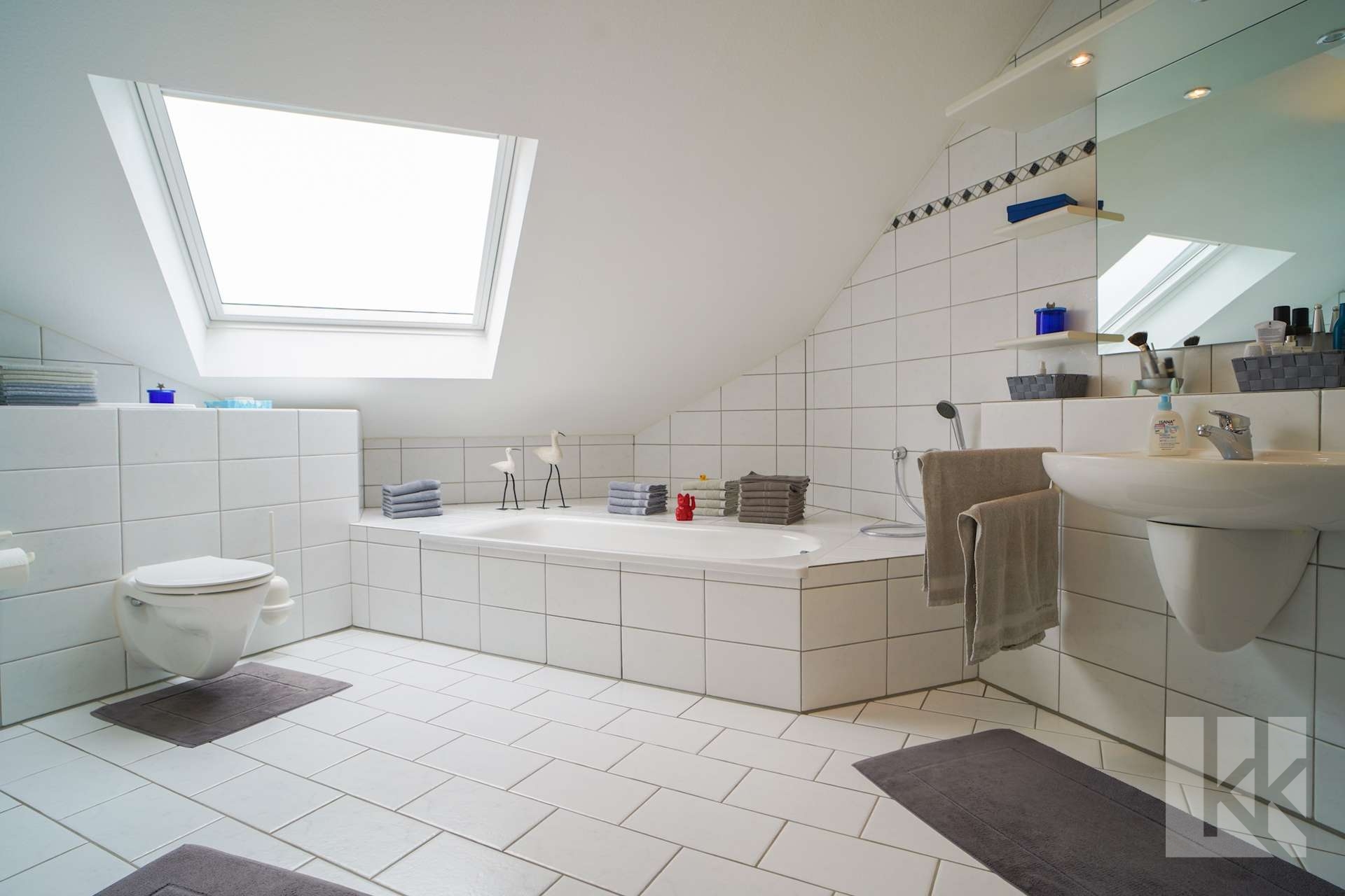 Das Hauptbad mit Badewanne,...