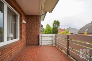 ...großen, überdachten Balkon