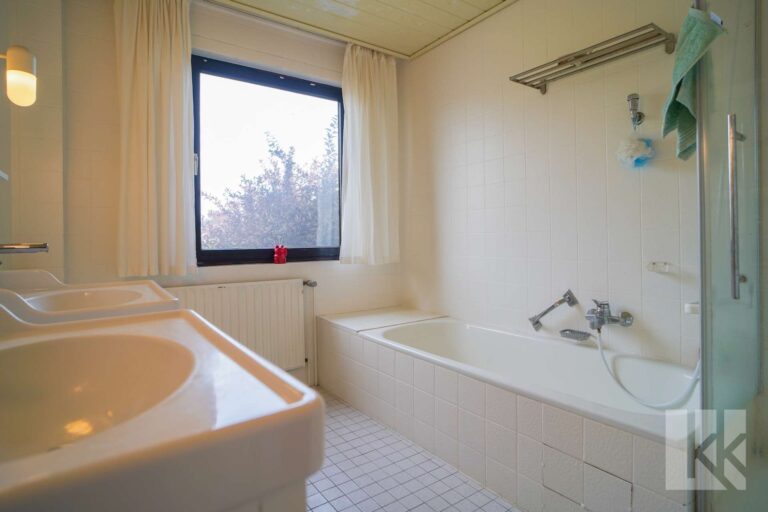 ...Badewanne und Dusche