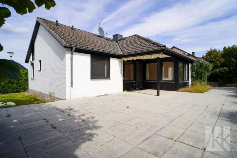 Die riesige Terrasse mit...