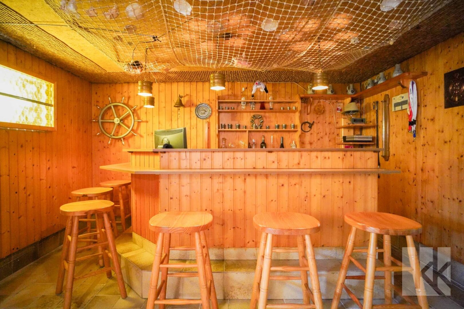 mit großer Theke