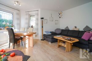 …im hellen Wohnzimmer, ...
