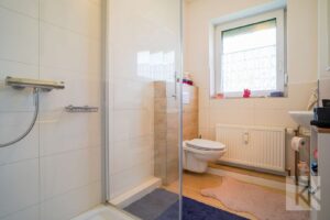 …einem modernen Badezimmer...