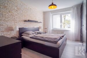 Ein großes Schlafzimmer und…
