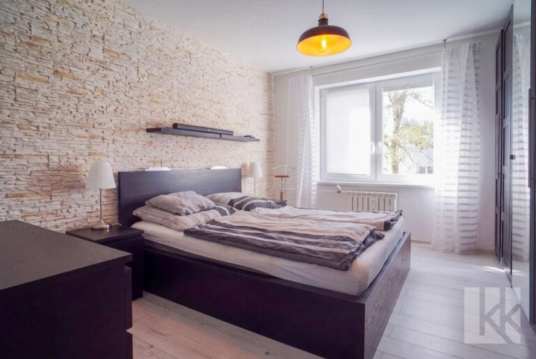 Ein großes Schlafzimmer und…
