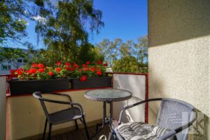 …mit anliegendem Balkon…