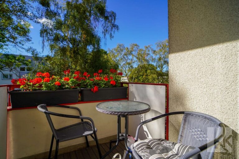 …mit anliegendem Balkon…