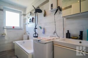 Ein modernisiertes Bad mit…