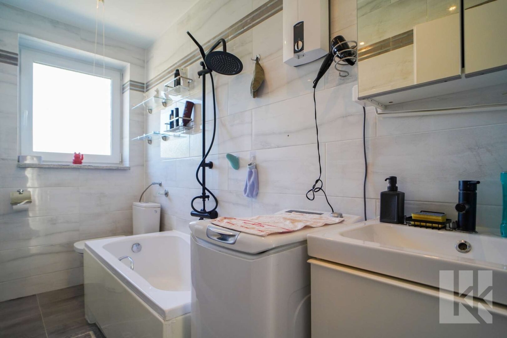 Ein modernisiertes Bad mit…